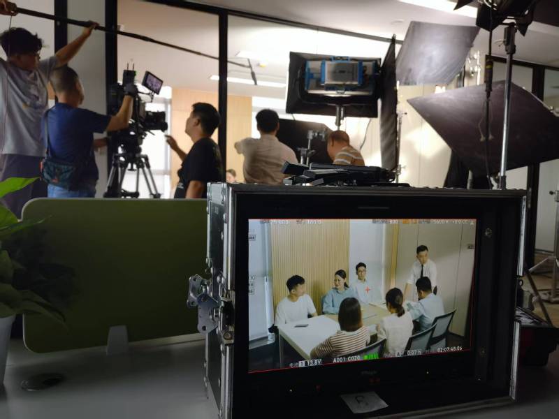 壤塘县TVC拍摄公司：科技产品视觉化大师，诠释未来感与功能美学